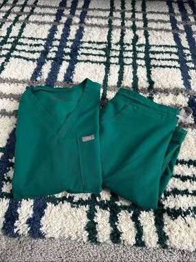 FIGS Women’s Green Scrub Set